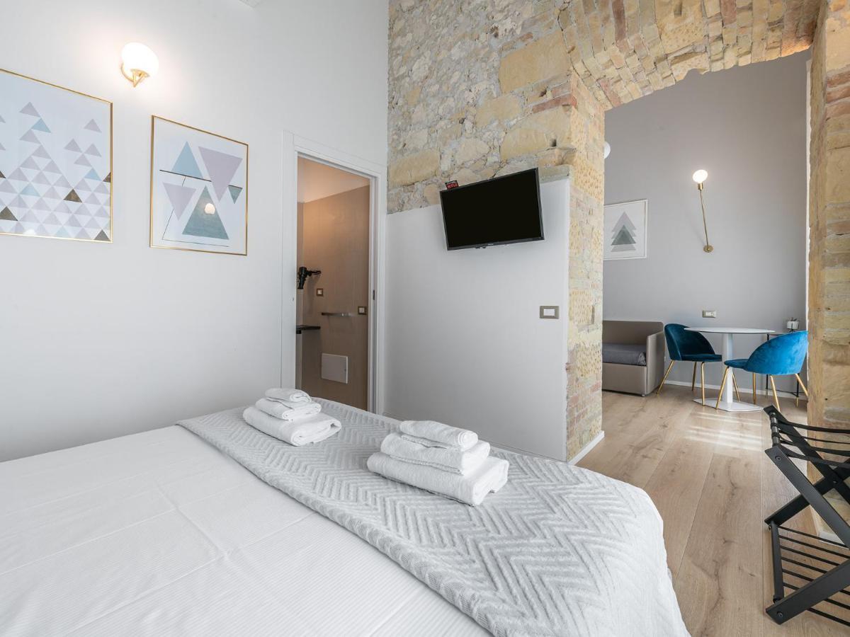 קליארי Orma Design Rooms - Historic Centre מראה חיצוני תמונה